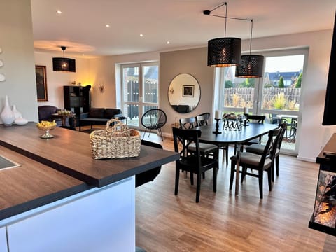 Living room, Decorative detail, Dining area, stove, kitchen