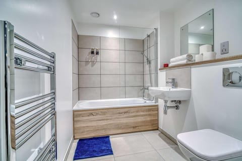 2-BR Near Salford Royal - City & Town Centre View - 1 Minute to Train & Tram Station - Sleeps 6 Apartment in England