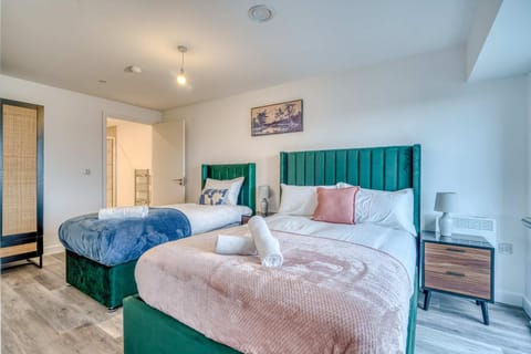 2-BR Near Salford Royal - City & Town Centre View - 1 Minute to Train & Tram Station - Sleeps 6 Apartment in England