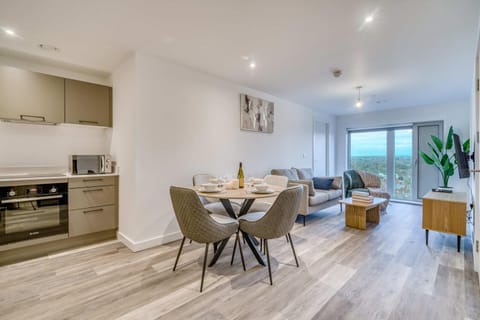 2-BR Near Salford Royal - City & Town Centre View - 1 Minute to Train & Tram Station - Sleeps 6 Apartment in England