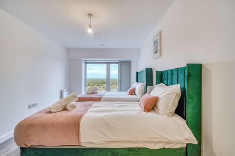 2-BR Near Salford Royal - City & Town Centre View - 1 Minute to Train & Tram Station - Sleeps 6 Apartment in England