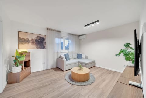 Communal lounge/ TV room, TV and multimedia, Living room, Seating area, Evening entertainment