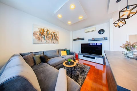 TV and multimedia, Living room, Seating area, Evening entertainment, Family