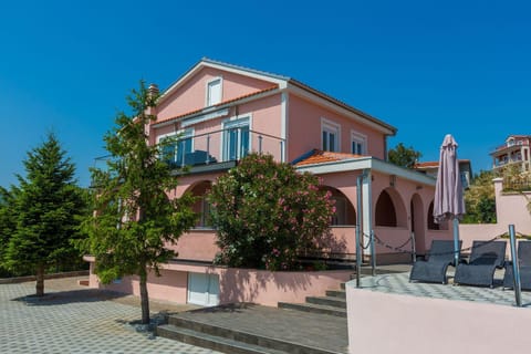 Hundefreundliche und moderne Villa mit Privatpool, Meerblick, BBQ-Bereich House in Crikvenica
