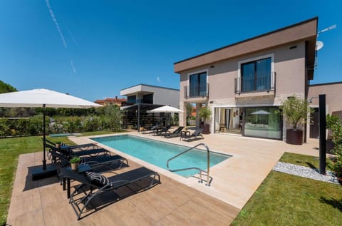 Atemberaubende Villa mit Privatpool, Sauna, Billard, Kicker, Heimtrainer, BBQ House in Poreč