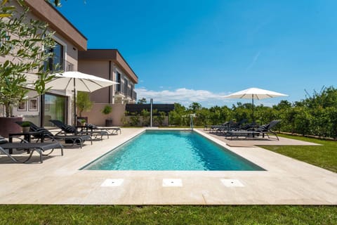 Atemberaubende Villa mit Privatpool, Sauna, Billard, Kicker, Heimtrainer, BBQ House in Poreč