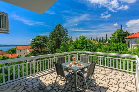 Helles Apartment nur 300 Meter zum Strand mit Meerblick, Grillplatz, Waschmaschine Apartment in Crikvenica