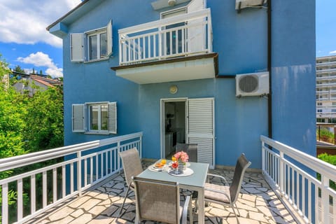Helles Apartment nur 300 Meter zum Strand mit Meerblick, Grillplatz, Waschmaschine Apartment in Crikvenica