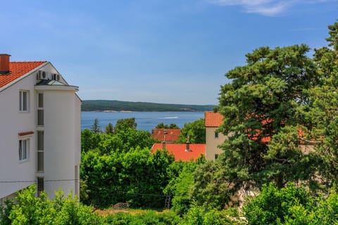 Helles Apartment nur 300 Meter zum Strand mit Meerblick, Grillplatz, Waschmaschine Apartment in Crikvenica