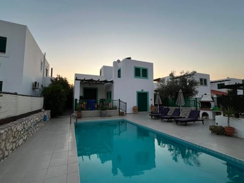 Property building, Patio, Day, Pool view, Swimming pool, sunbed