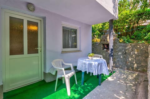 Helles Apartment nur 240 Meter zum Strand mit Meerblick, Grill, Privatparkplatz Apartment in Crikvenica
