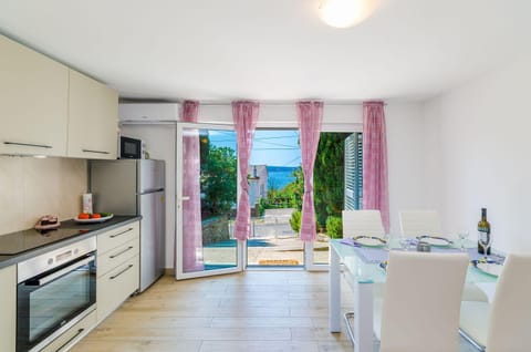 Helles Apartment nur 240 Meter zum Strand mit Meerblick, Grill, Privatparkplatz Apartment in Crikvenica