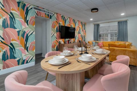 10 Minutes to Downtown with Jacuzzi, Pool Table, Ping Pong, and BBQ House in Azalea Park