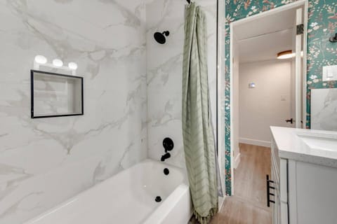 10 Minutes to Downtown with Jacuzzi, Pool Table, Ping Pong, and BBQ House in Azalea Park