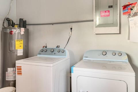 10 Minutes to Downtown with Jacuzzi, Pool Table, Ping Pong, and BBQ House in Azalea Park