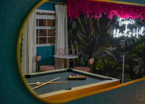 10 Minutes to Downtown with Jacuzzi, Pool Table, Ping Pong, and BBQ House in Azalea Park