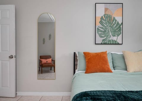 Stylish 2BR Home Near Disney and Universal Orlando House in Azalea Park