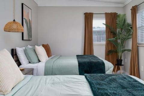 Stylish 2BR Home Near Disney and Universal Orlando House in Azalea Park