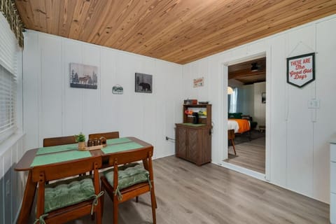 Modern Downtown Orlando Studio in a Prime Location Apartment in Azalea Park