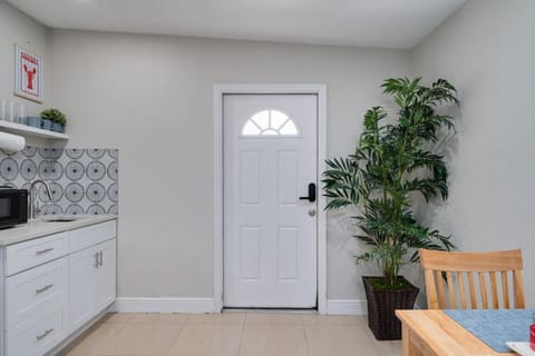 Hip Orlando Studio Nearby Restaurants and Parks Apartment in Azalea Park