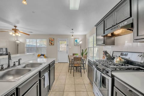 Spacious Duplex Central Austin Pet Friendly House in South Congress