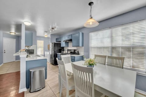 Cozy 3BR Duplex Sleeps Pet Friendl Downtown ATX House in South Congress