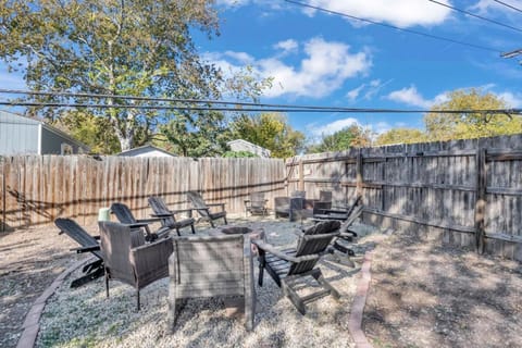 Cozy 3BR Duplex Sleeps Pet Friendl Downtown ATX House in South Congress