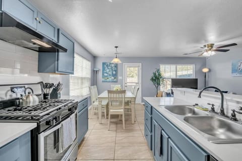 Cozy 3BR Duplex Sleeps Pet Friendl Downtown ATX House in South Congress