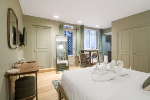 Bed, Living room