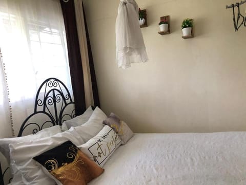 Bedroom, towels