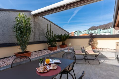 View (from property/room), Balcony/Terrace, Dining area