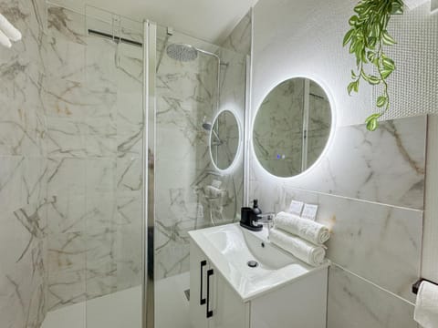 Shower, Bathroom, towels