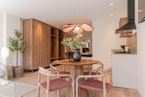 Kitchen or kitchenette, Dining area, stove