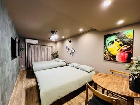 Bed, TV and multimedia, Photo of the whole room, Decorative detail, Seating area, Bedroom