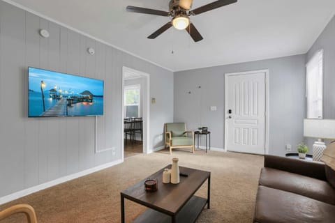 The Columbus Prime - 5 Bedroom 2 Bath- Parking House in Ohio