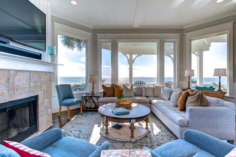 Discounts! Sea Spray- 400 Ocean Blvd. Oceanfont! Six Bedroom, Sleeps 15, Private Pool/Hot Tub House in Isle of Palms