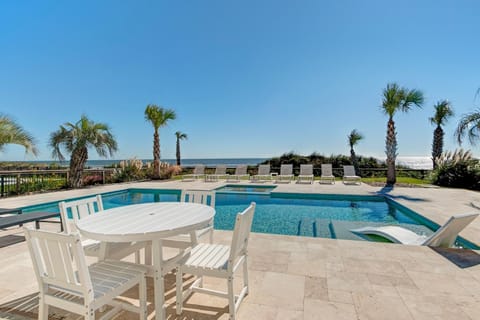 Discounts! Sea Spray- 400 Ocean Blvd. Oceanfont! Six Bedroom, Sleeps 15, Private Pool/Hot Tub House in Isle of Palms