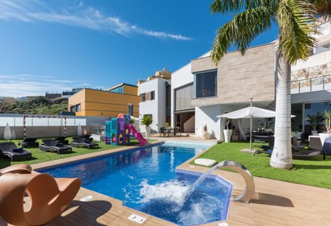 Property building, Day, Garden, Garden view, Pool view, Swimming pool, sunbed