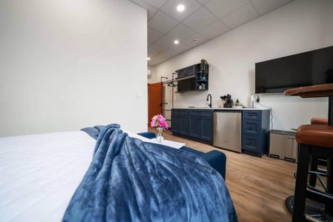 Bed, TV and multimedia, Kitchen or kitchenette, Photo of the whole room