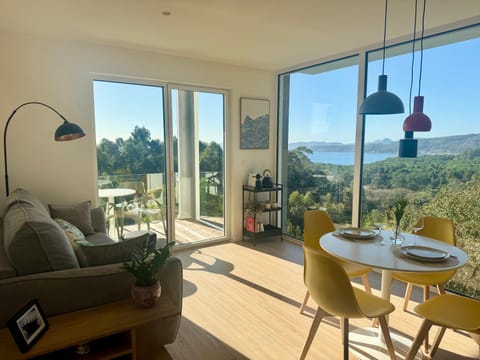 Coffee/tea facilities, Living room, Seating area, Dining area, Sea view