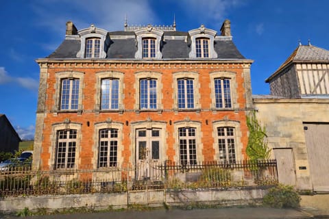 Property building, Facade/entrance, Day