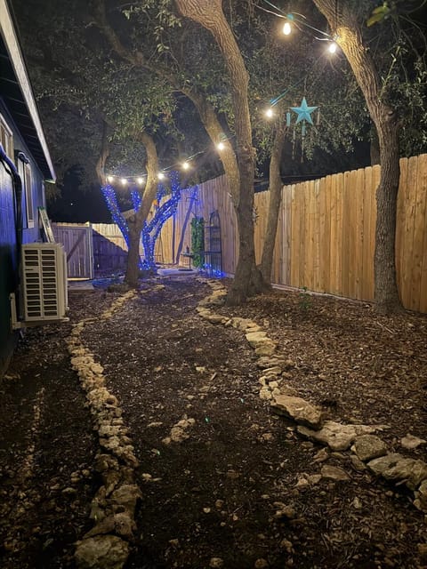 Forest Views-Dog friendly-Bonus Camper! House in Canyon Lake