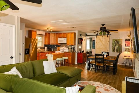 Forest Views-Dog friendly-Bonus Camper! House in Canyon Lake