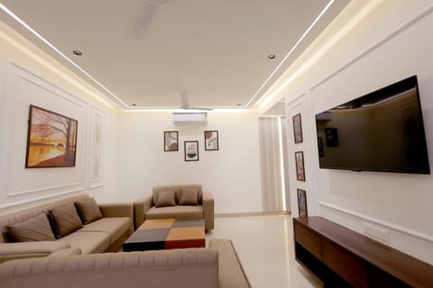 Communal lounge/ TV room, TV and multimedia, Living room, Seating area, Evening entertainment