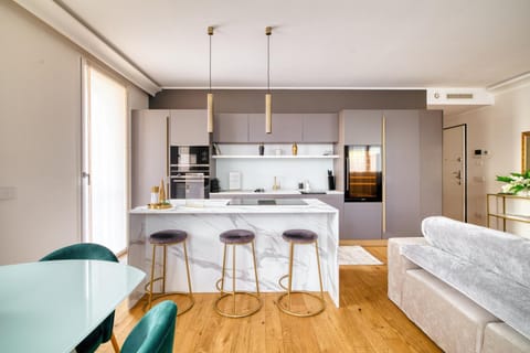 Coffee/tea facilities, Kitchen or kitchenette, Dining area, stove