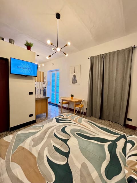 Bed, TV and multimedia, Living room, Photo of the whole room
