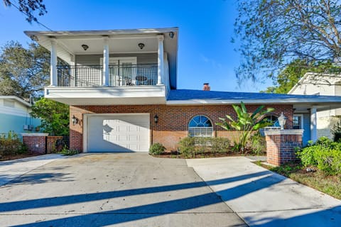 1 Block to Sims Park Spacious Getaway with Balcony House in New Port Richey