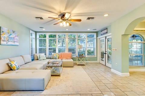 1 Block to Sims Park Spacious Getaway with Balcony House in New Port Richey