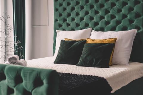 Bed, Living room, Photo of the whole room, Seating area, Bedroom