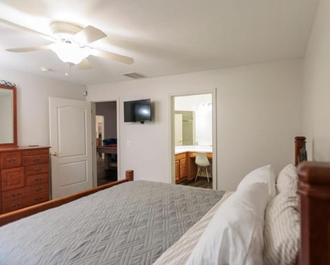 Modern Retreat Near DAY Airport & Metropark House in Vandalia